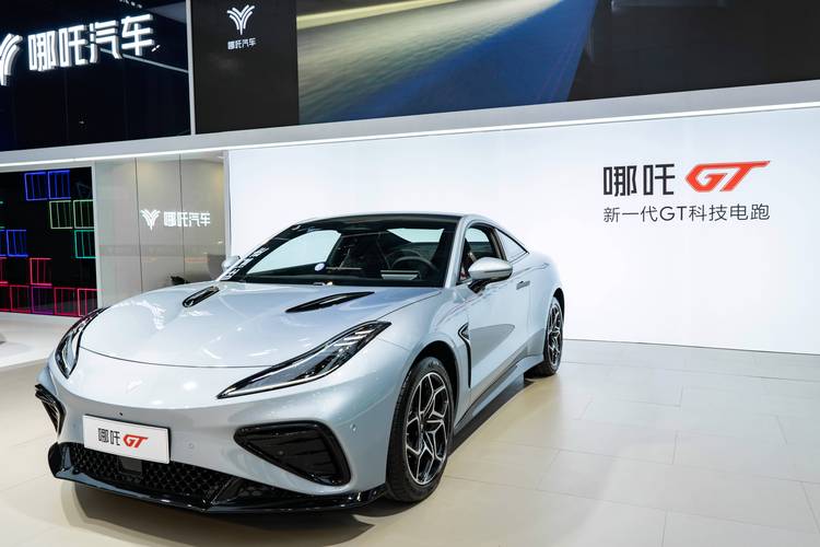 惠州332哪吒汽车在智能汽车领域的表现，领途汽车在新能源汽车市场中的影响力